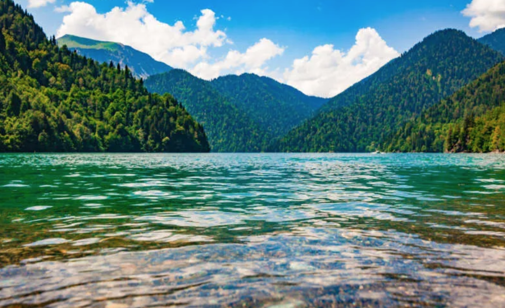 Абхазские горы и озеро Регион в северо-западной части Главного Кавказского хребта